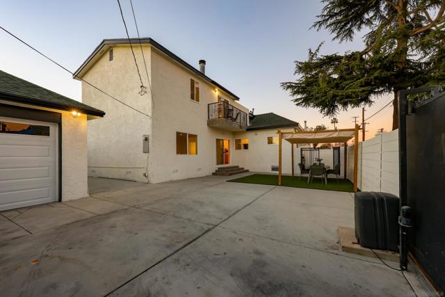 1900 W 41St St, Los Angeles CA: https://media.crmls.org/mediaz/e24ab8ff-b219-42fa-8bf8-6b4405701e36.jpg