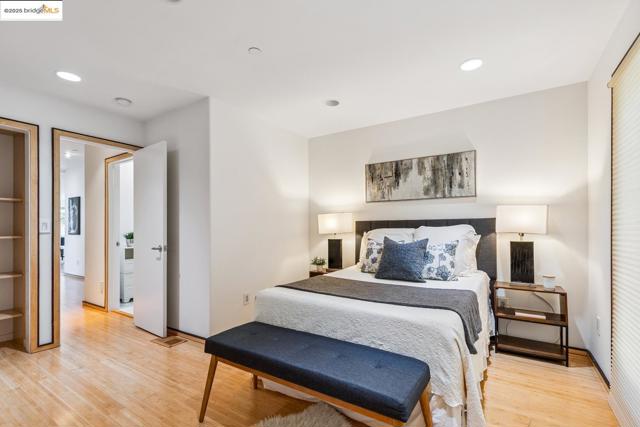 2912 Hillside DR, Burlingame CA: https://media.crmls.org/mediaz/e24adb68-1624-4c24-b9e1-991bc4d5bced.jpg