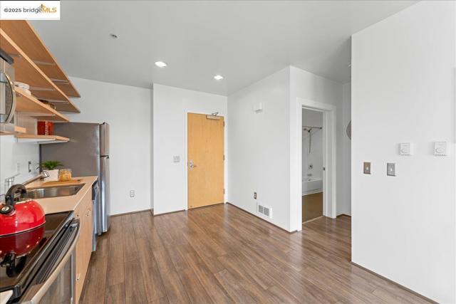 1201 Pine St, Oakland CA: https://media.crmls.org/mediaz/e24b077d-a4b9-4e6c-8d22-4bfc9d8b6c74.jpg