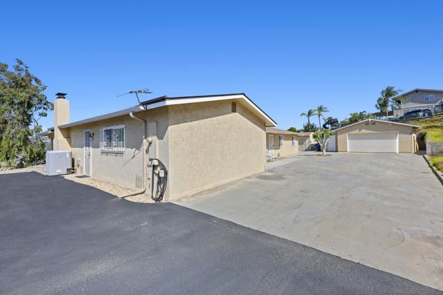 12220 Valhalla Drive, Lakeside CA: https://media.crmls.org/mediaz/e24b8d25-06f3-4872-9064-e34b37eab79a.jpg