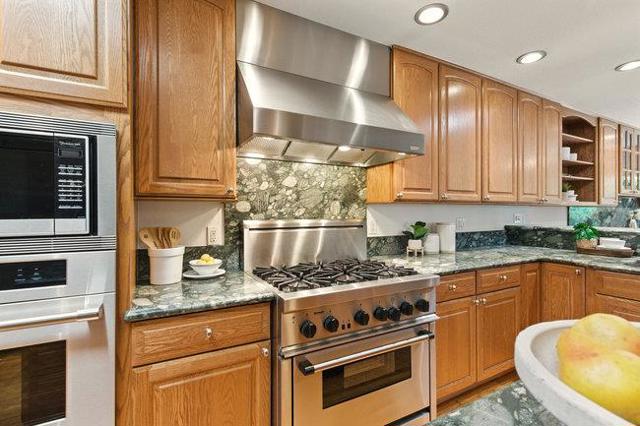698 Emerald Hill Road, Redwood City CA: https://media.crmls.org/mediaz/e24bda85-2fe0-47dd-89c9-8d7768aa5098.jpg