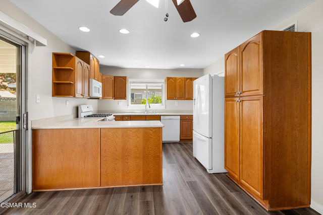 2707 Galindo Avenue, Simi Valley CA: https://media.crmls.org/mediaz/e24c2dfc-d8c0-48cc-8581-c37979e5c0fe.jpg