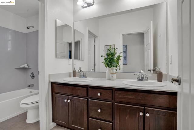 1623 Fortmann Way, Alameda CA: https://media.crmls.org/mediaz/e24d5a09-f762-4481-8cff-f62c4e627ce3.jpg