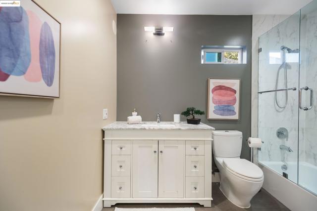 6528 Dover St, Oakland CA: https://media.crmls.org/mediaz/e2506893-430d-4509-a5b8-fdf76849e981.jpg