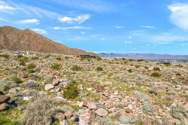 2338 City View Drive, Palm Springs CA: https://media.crmls.org/mediaz/e2506e6e-dfe5-4b45-9bd3-4c31a149e3e2.jpg