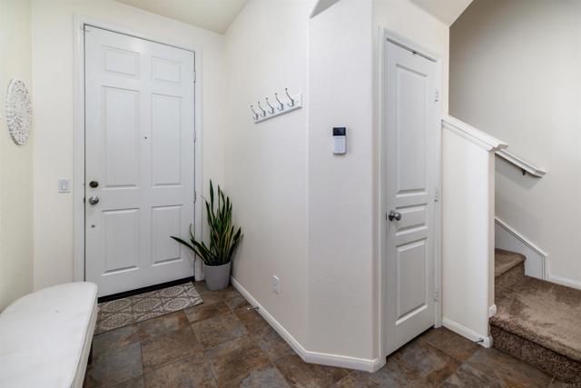 Detail Gallery Image 4 of 31 For 451 Avenida De La Luna, Vista,  CA 92083 - 2 Beds | 2 Baths