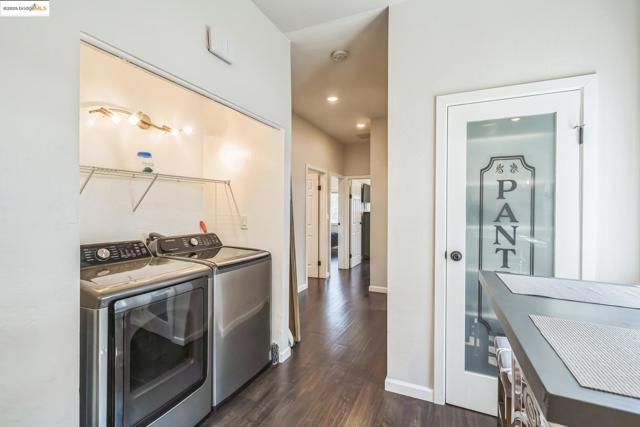 557 33Rd St, Oakland CA: https://media.crmls.org/mediaz/e250ebf8-4de6-407d-8caa-290bd546a61f.jpg