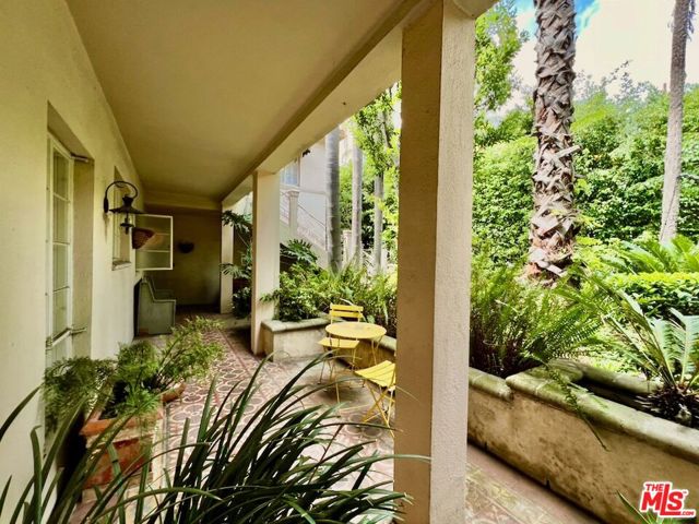 8474 Fountain Avenue, West Hollywood CA: https://media.crmls.org/mediaz/e250fbc0-4869-4aca-bfaa-6148ce14ac1d.jpg