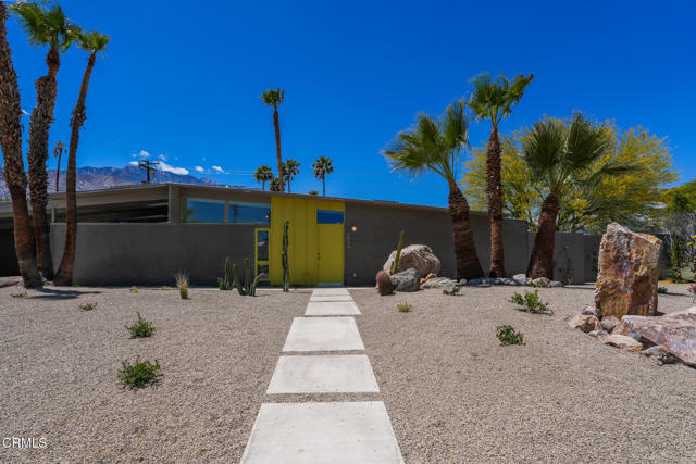 2839 N Davis Way, Palm Springs CA: https://media.crmls.org/mediaz/e2510deb-27c6-4353-9b25-320f86d3768e.jpg