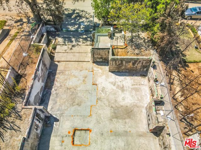 14635 Whitfield Avenue, Pacific Palisades CA: https://media.crmls.org/mediaz/e25189a0-6e9a-4699-8d08-6a9c0202b466.jpg