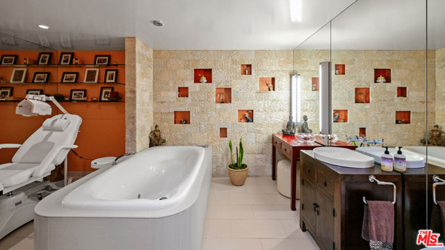 9353 Nightingale Drive, Los Angeles CA: https://media.crmls.org/mediaz/e251d871-43ae-4939-8512-9acefaec368f.jpg