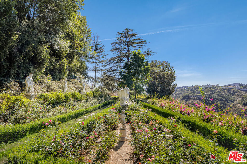 https://media.crmls.org/mediaz/e252db87-f4b4-4101-bbb1-71ad25a1eaac.jpg?preset=X-Large