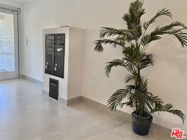 834 S Shenandoah Street, Los Angeles CA: https://media.crmls.org/mediaz/e25309a8-6391-480e-924b-2f11b2c73c27.jpg