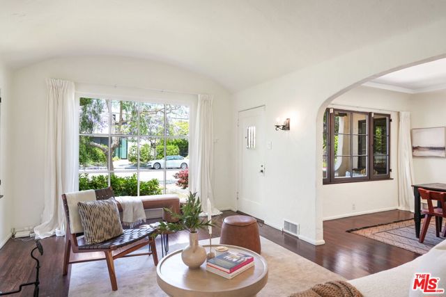 2218 Pearl Street, Santa Monica CA: https://media.crmls.org/mediaz/e25324a7-99cb-4e80-b6d1-602f634e7880.jpg