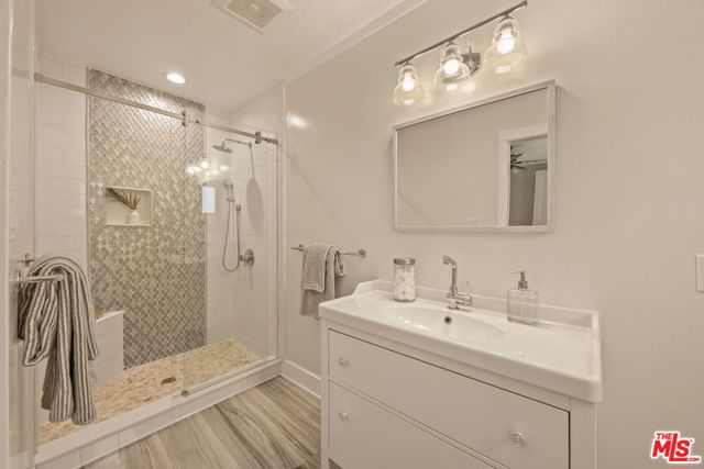 571 N Cahuenga Boulevard, Los Angeles CA: https://media.crmls.org/mediaz/e2533635-d1ff-460e-9223-7aa2374379a2.jpg