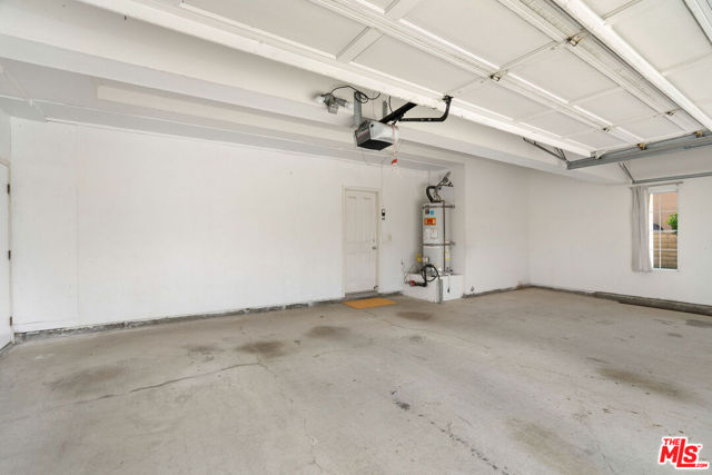 6615 Kentwood Bluffs Drive, Los Angeles CA: https://media.crmls.org/mediaz/e253ac16-a757-4614-bab5-ef466f79b03e.jpg