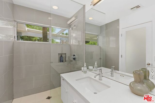 475 W Stevens Road, Palm Springs CA: https://media.crmls.org/mediaz/e254383e-bd8a-459a-ad23-2bb4cb44fdcf.jpg