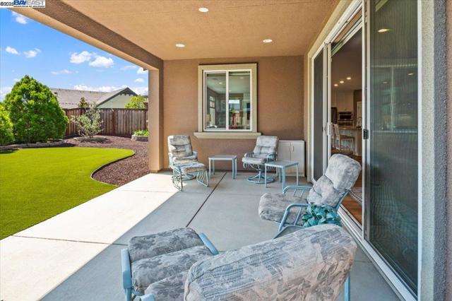 6822 Spanner Ct, Tracy CA: https://media.crmls.org/mediaz/e254d291-2b7a-41ee-afde-8cc0e8397490.jpg