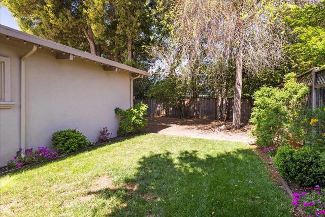 907 Christopher Way, Menlo Park CA: https://media.crmls.org/mediaz/e25535df-46d3-4698-a220-5477b0dfcedd.jpg