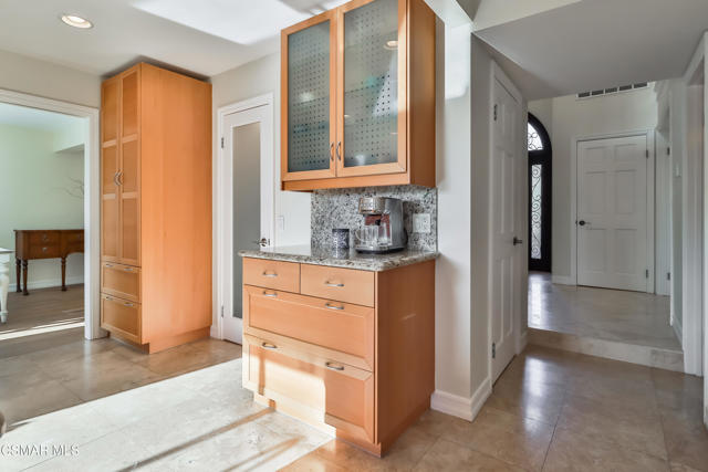 2328 Otono Circle, Thousand Oaks CA: https://media.crmls.org/mediaz/e255f432-1165-482c-aebc-f82bb601c050.jpg