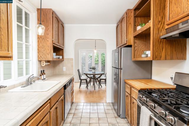 6 View St, Vallejo CA: https://media.crmls.org/mediaz/e2561666-9a76-4831-bb8f-4ceee6c8fbc4.jpg