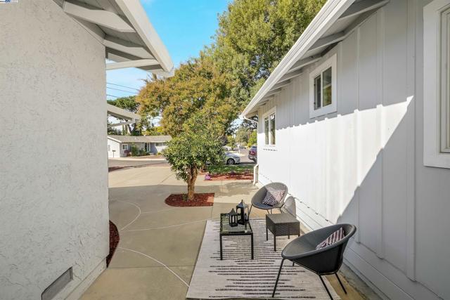 1662 Dorchester Pl, Concord CA: https://media.crmls.org/mediaz/e256637b-c98d-4776-b7e4-43c2808fdd39.jpg