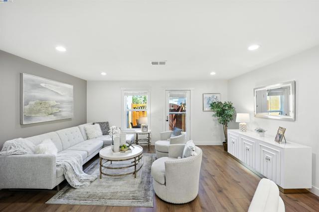 865 Carlisle Way, Sunnyvale CA: https://media.crmls.org/mediaz/e2566629-efdc-49e2-b6ef-d48cef53d5d0.jpg
