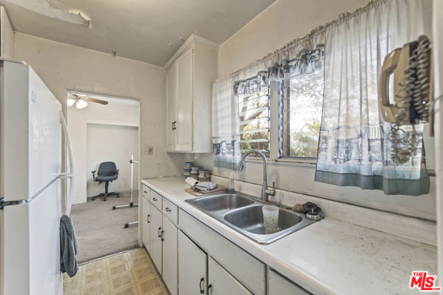 4958 Loleta Avenue, Los Angeles CA: https://media.crmls.org/mediaz/e2571a09-48fa-4be5-8bb9-ff361e4928c7.jpg