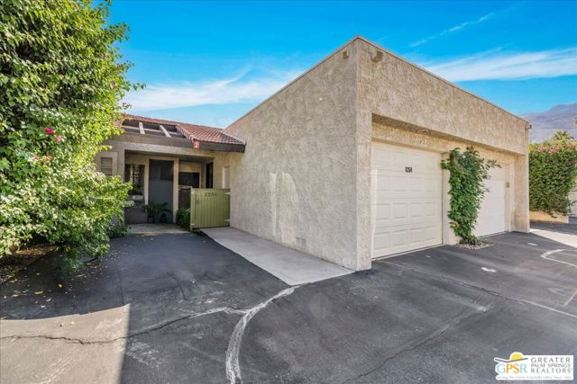 1254 E Andreas Road, Palm Springs CA: https://media.crmls.org/mediaz/e2572b94-527b-409e-839e-e415ff147192.jpg