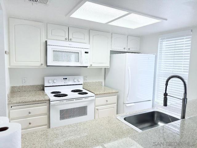 15040 Avenida Venusto, San Diego CA: https://media.crmls.org/mediaz/e2574c22-db2d-45fc-9404-ccde3ad3bcc9.jpg