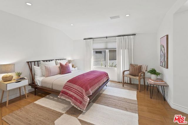 1549 Lindacrest Drive, Beverly Hills CA: https://media.crmls.org/mediaz/e258371e-ee03-40d2-a5c7-67bdc3d56d58.jpg