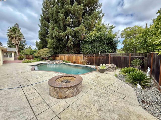 5647 Southbrook Dr, Clayton CA: https://media.crmls.org/mediaz/e258c736-5116-4f36-a6fa-a6af654d7623.jpg