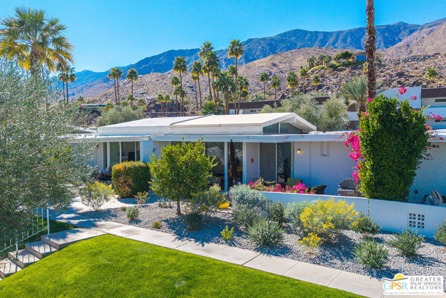 2380 S Sky View Drive, Palm Springs CA: https://media.crmls.org/mediaz/e258d56c-4017-4497-a0e0-964fe0f94c25.jpg