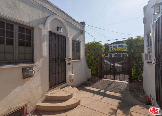 1520 Menlo Avenue, Los Angeles CA: https://media.crmls.org/mediaz/e2596078-8392-4984-af68-cfaa406a159b.jpg