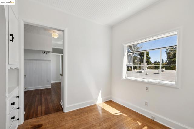 84 Portsmouth Rd, Piedmont CA: https://media.crmls.org/mediaz/e25a52ef-041c-4ffd-85f7-ff0509fc3684.jpg
