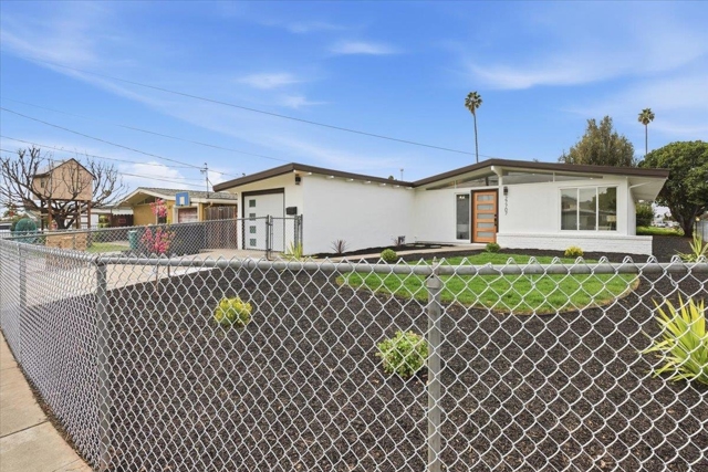 27707 La Porte Ave, Hayward CA: https://media.crmls.org/mediaz/e25ace79-8695-4196-9c77-90a2d123ae4b.jpg