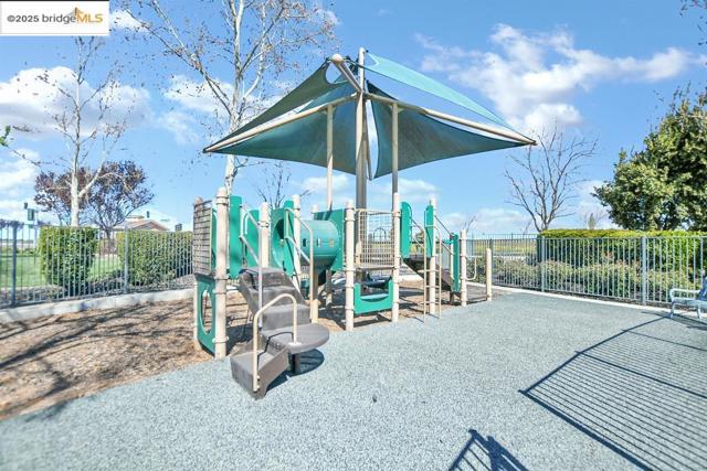 133 Clear Lake Ct, Oakley CA: https://media.crmls.org/mediaz/e25b3db7-2603-492d-a54d-a75834c25776.jpg
