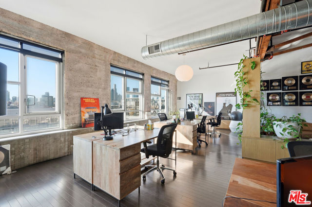 530 S Hewitt Street, Los Angeles CA: https://media.crmls.org/mediaz/e25cd8fa-1206-4c66-a74c-99368cf55bdb.jpg