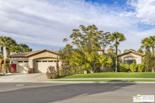 18 Calais Circle, Rancho Mirage CA: https://media.crmls.org/mediaz/e25d8204-2e9f-456e-a443-f3c7e1dd28dd.jpg
