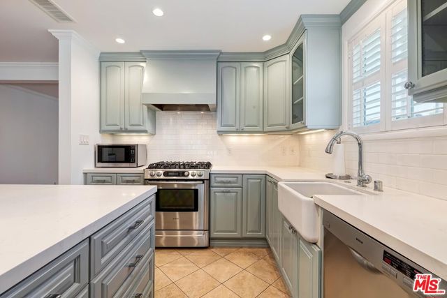 3504 Redwood Avenue, Los Angeles CA: https://media.crmls.org/mediaz/e25dcd18-35b3-4d23-84cf-2ad3b373e6c1.jpg