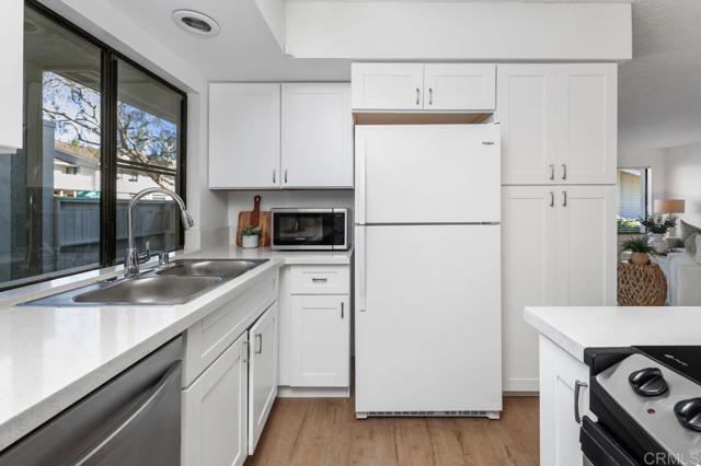 Detail Gallery Image 9 of 18 For 3911 Camino Lindo, San Diego,  CA 92122 - 3 Beds | 1/1 Baths