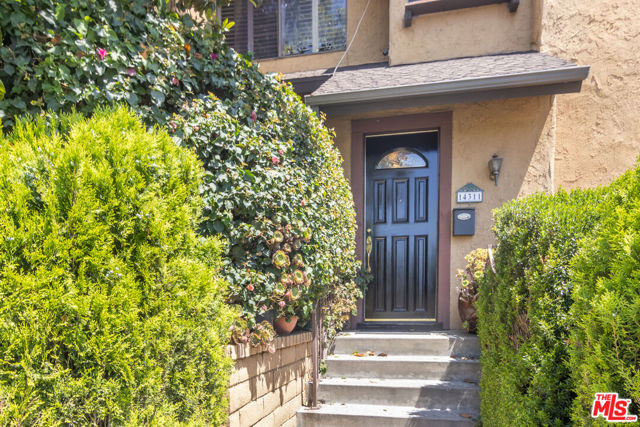 14311 Hartsook Street, Sherman Oaks CA: https://media.crmls.org/mediaz/e2600a6e-b25e-4825-96d5-beb6d2ac6562.jpg