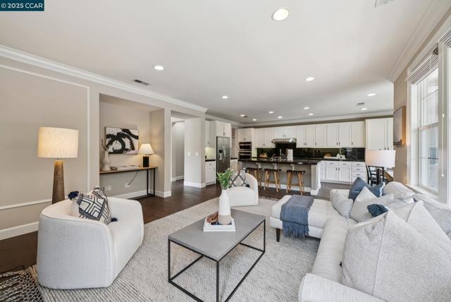 5269 S Montecito Dr, Concord CA: https://media.crmls.org/mediaz/e2606174-30f3-44ef-bdfc-f0f9d2614a1f.jpg