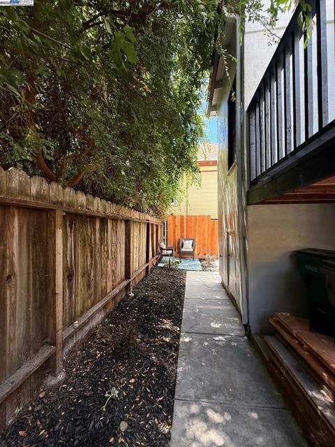 511 59Th St, Oakland CA: https://media.crmls.org/mediaz/e2607155-331c-46a8-93d6-573fb237b004.jpg