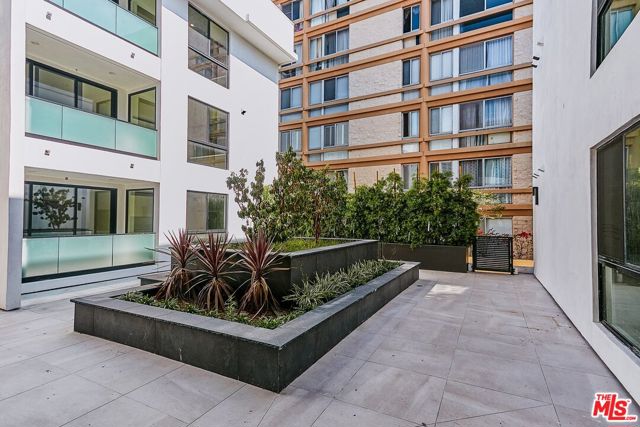 328 N Maple Drive, Beverly Hills CA: https://media.crmls.org/mediaz/e2609ce9-6615-4d6f-a1e9-83c0d695b97f.jpg