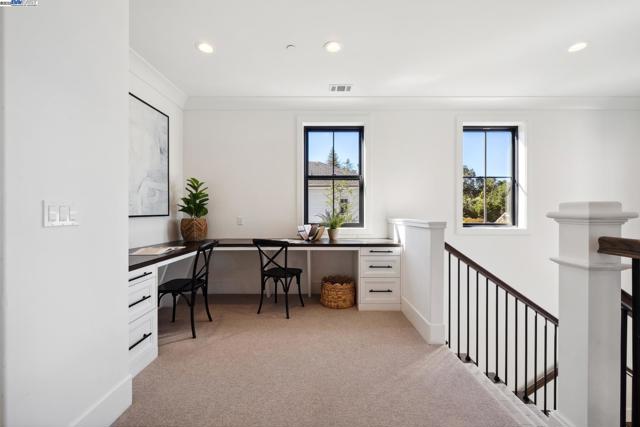2621 Royal Oaks Dr, Alamo CA: https://media.crmls.org/mediaz/e260de59-b98d-465d-b0c4-f55e8be79711.jpg
