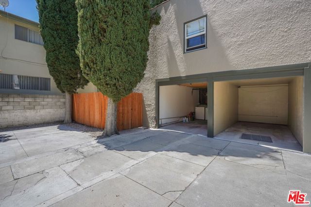 1043 1/2 N La Jolla Avenue, Los Angeles CA: https://media.crmls.org/mediaz/e260fec7-50ab-438f-a037-867145294d66.jpg