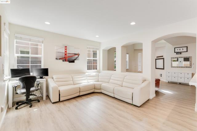 569 Primitivo Ct, Fairfield CA: https://media.crmls.org/mediaz/e261b989-ed0f-4ea3-a439-4e17e00cdba7.jpg