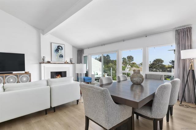 2071 Caminito Circulo Norte, La Jolla CA: https://media.crmls.org/mediaz/e261eb14-4646-474d-8a84-6ee55c9755d4.jpg
