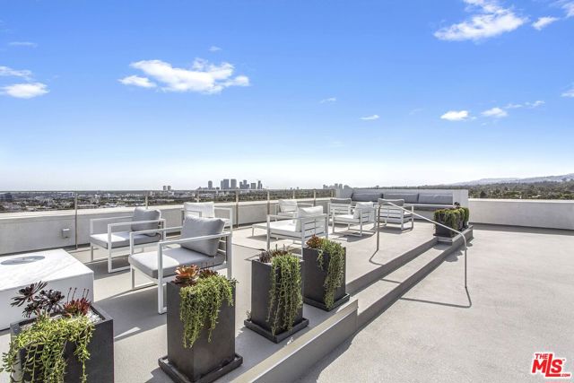 838 N Doheny Drive, West Hollywood CA: https://media.crmls.org/mediaz/e2632e6e-04ef-4def-875c-5078df7aadc4.jpg